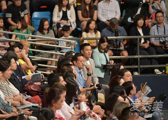 刘德华现身女儿幼儿园毕业礼 秒变女儿粉丝超兴奋