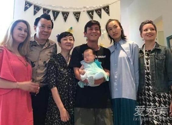 陈冠希晒女儿街头照 宠女狂魔再上线!