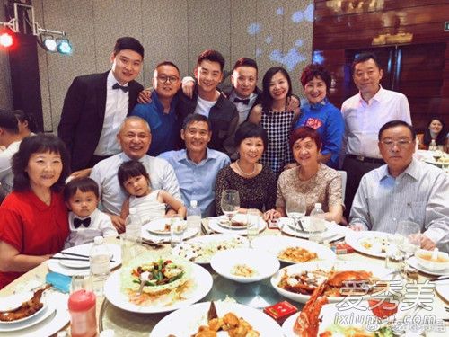 郑恺参加同学婚礼是怎么回事 郑恺参加同学婚礼照片曝光