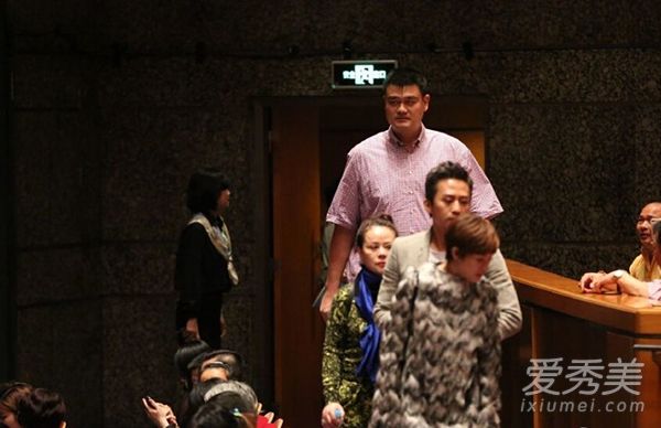 邓超孙俪参加儿子幼儿园活动 姚明同场