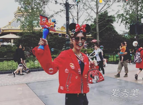 迪士尼偶遇江疏影 戴米老鼠头饰坐旋转木马