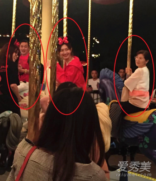 迪士尼偶遇江疏影 戴米老鼠头饰坐旋转木马