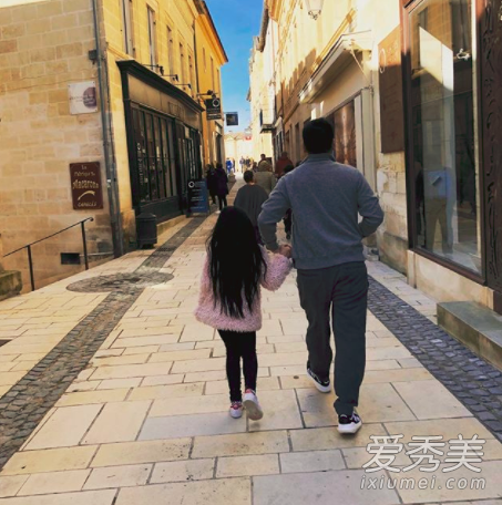 赵薇晒老公女儿牵手背影照 赵薇女儿小四月多大了2018
