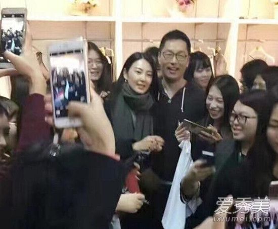 张雨绮陪老公袁巴元参观公司 与员工亲切合影