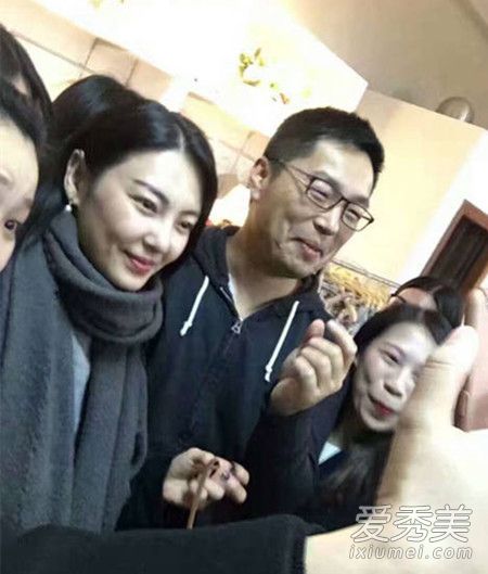 张雨绮陪老公袁巴元参观公司 与员工亲切合影