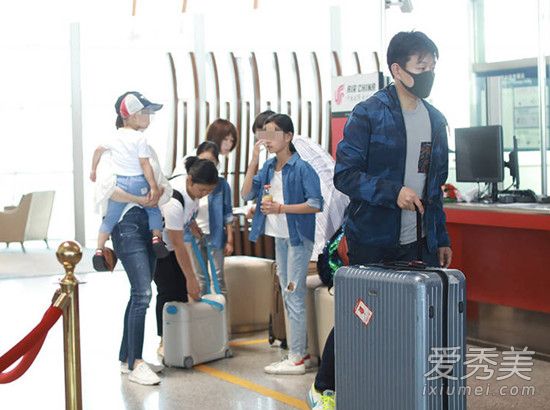 佟大为一家五口现身是怎么回事 佟大为小儿子长什么样