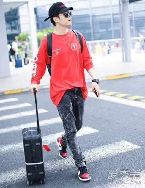 付辛博婚后首现身 红衣红鞋添喜气婚戒抢镜