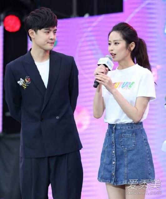 付辛博婚后首现身 红衣红鞋添喜气婚戒抢镜