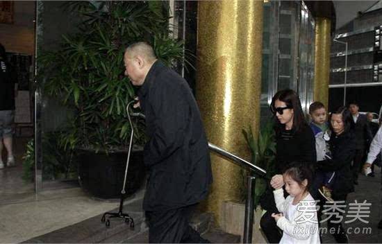 刘銮雄暴瘦坐轮椅 刘銮雄让关之琳下体塞高尔夫球是真的吗
