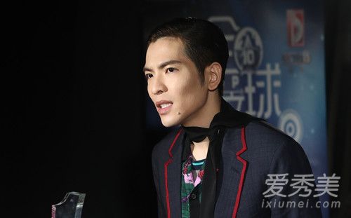 2018年央视春晚萧敬腾是第几个出场的 表演什么节目