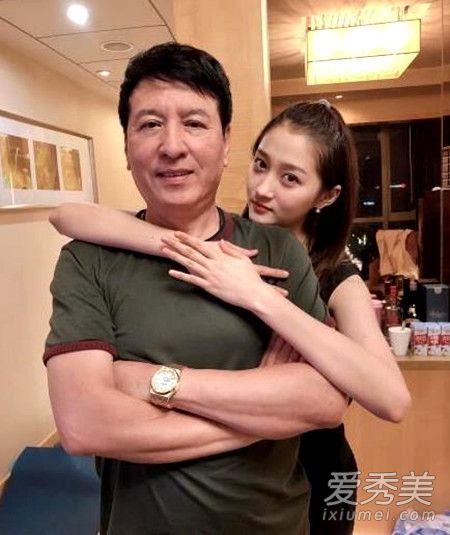 关晓彤与爸爸合影曝光 关晓彤爸爸个人资料简历