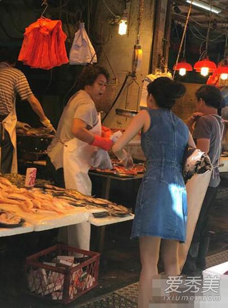 阔太李念菜市场买菜 与大妈讨价还价