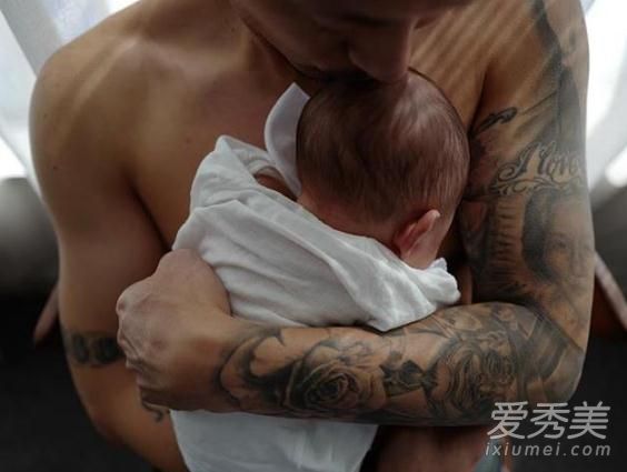 余文乐半裸抱儿子是怎么回事 余文乐半裸抱儿子照片