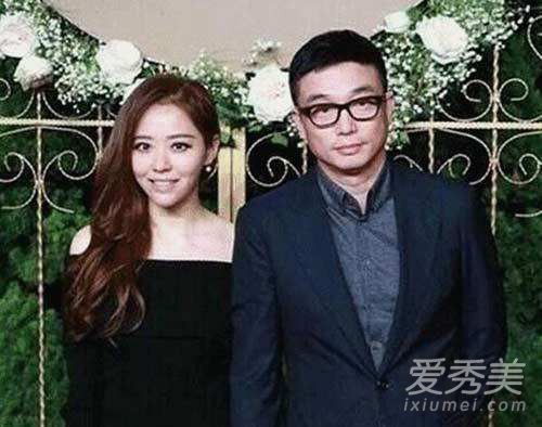 张靓颖晒右手照怎么回事 张靓颖为什么晒右手照