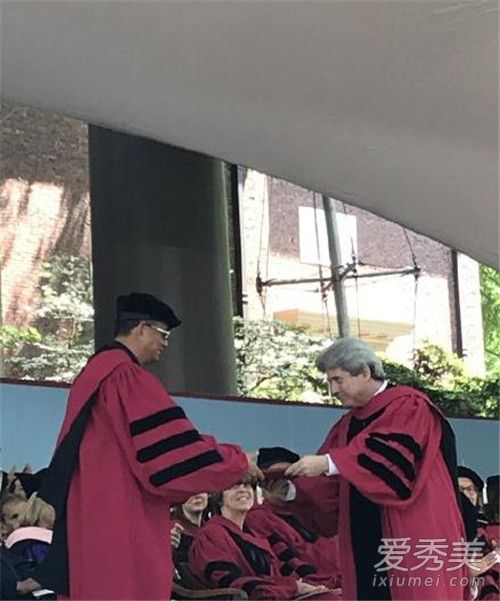 王家卫获哈佛大学荣誉博士学位
