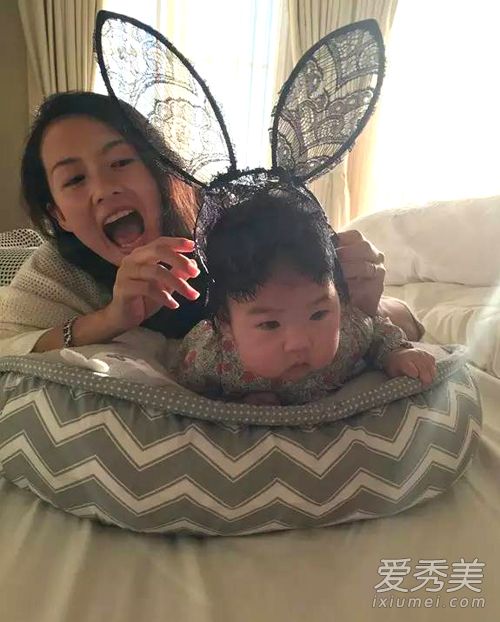 章子怡汪峰女儿成长照曝光 呆萌可爱