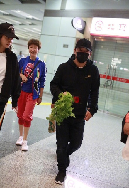黄渤被粉丝送芹菜怎么回事 粉丝为什么要送黄渤芹菜