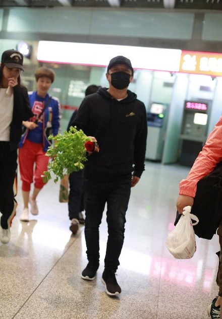 黄渤被粉丝送芹菜怎么回事 粉丝为什么要送黄渤芹菜