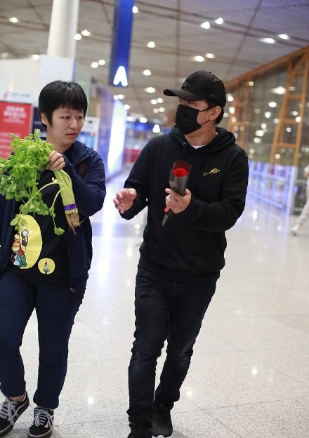 黄渤被粉丝送芹菜怎么回事 粉丝为什么要送黄渤芹菜