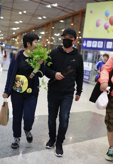 黄渤被粉丝送芹菜怎么回事 粉丝为什么要送黄渤芹菜