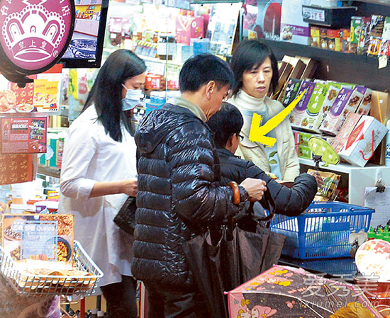 刘德华老婆怀二胎 朱丽倩挺大肚购物孕照曝光