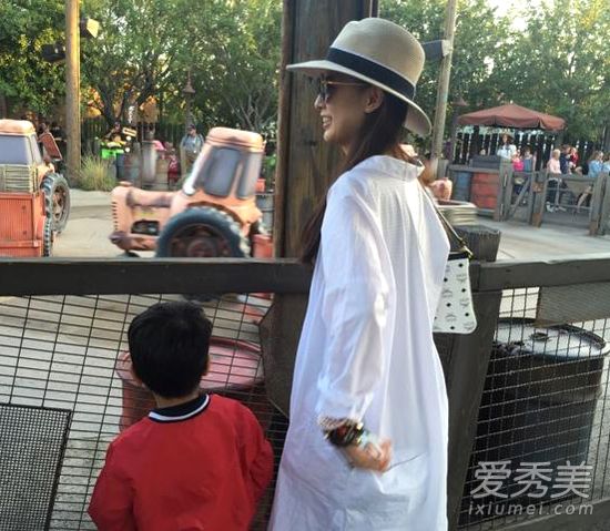 婚变？杨子美国做手术 黄圣依笑容满面带儿子出游