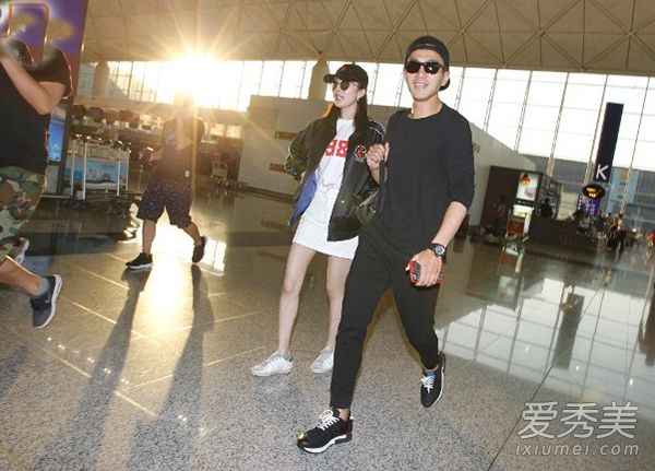 杨幂陪女儿过完生日后离港 和刘恺威都没戴婚戒