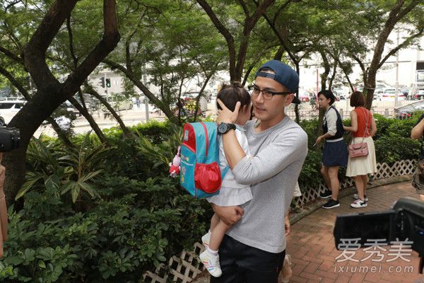 刘恺威接小糯米放学 杨幂女儿好漂亮