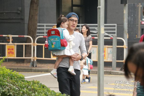 刘恺威接小糯米放学 杨幂女儿好漂亮