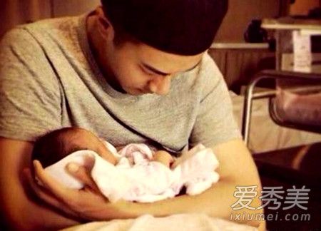 杨幂不喜欢女儿是真的吗？杨幂女儿是她亲生的吗