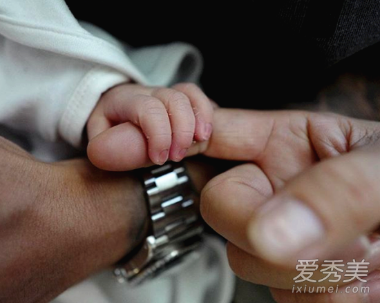 余文乐520晒儿子小手表白：非常想他
