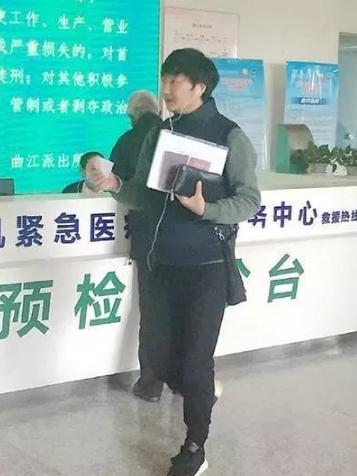 王大治升级做爸爸 现身某医院儿科老婆是圈外人