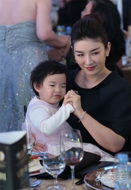 黄奕女儿竖中指 前夫黄毅清称早知其出轨