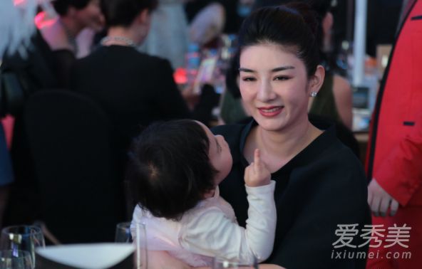 黄奕女儿竖中指 前夫黄毅清称早知其出轨