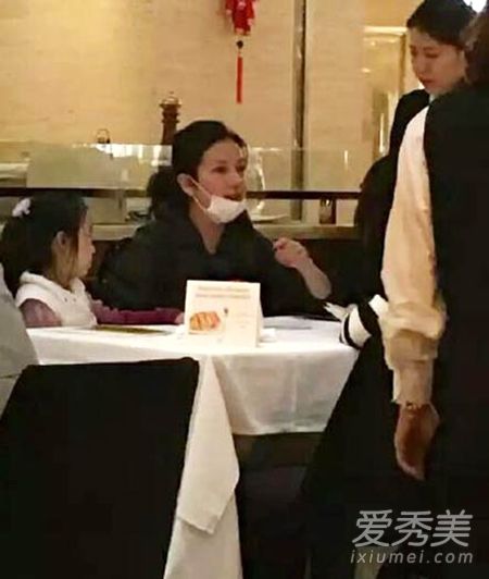 赵薇6岁女儿最新近照曝光 小四月乖巧吃饭