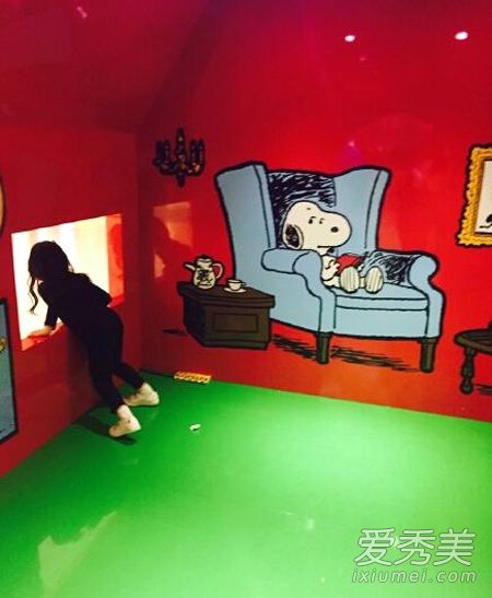 赵薇6岁女儿最新近照曝光 小四月乖巧吃饭