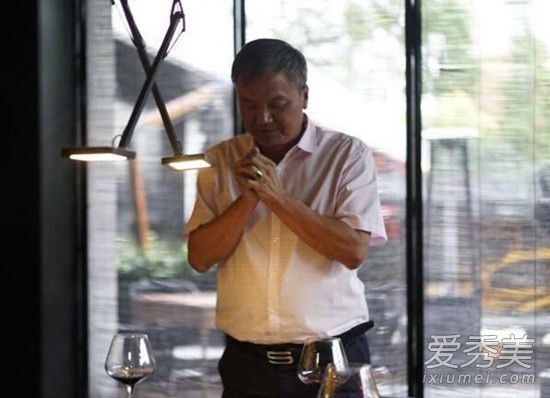 孙杨为恩师庆生 跨年训练两不误