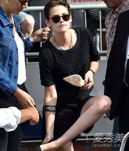暮光女光脚走红毯 暮光女光脚走红毯是为什么