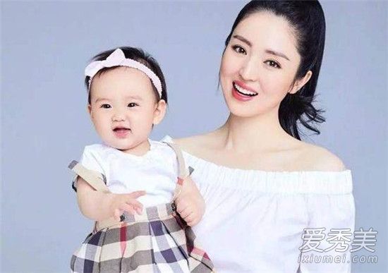 董璇母亲节写真曝光怎么回事 董璇女儿小酒窝大名