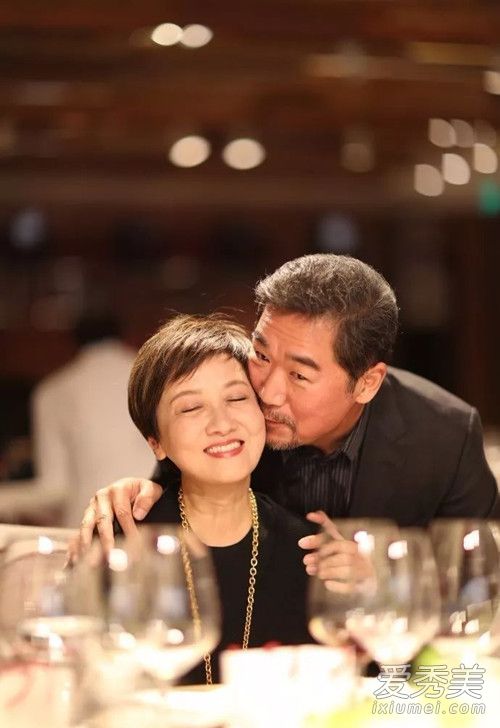 邓婕晒旧照是怎么回事 邓婕和张国立有孩子吗