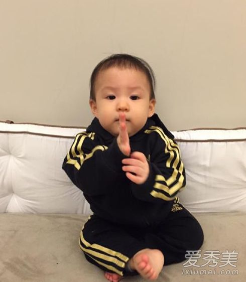 张震女儿正面照首次曝光 盘腿打坐超可爱