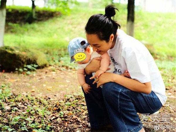 朱丹带女儿逛公园怎么回事 朱丹女儿几个月了