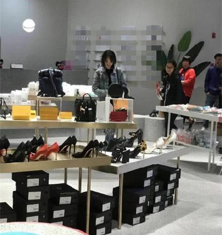 郑爽单独逛街扫货是怎么回事 郑爽在哪里逛街扫货