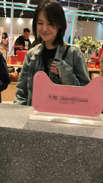 郑爽单独逛街扫货是怎么回事 郑爽在哪里逛街扫货