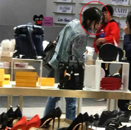 郑爽单独逛街扫货是怎么回事 郑爽在哪里逛街扫货