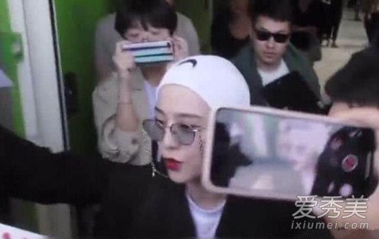 拿李冰冰照片给范冰冰签是怎么回事 范冰冰被认李冰冰是什