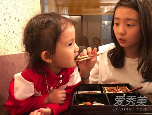 多多喂多妹吃饭是怎么回事 黄磊的小女儿名字是什么