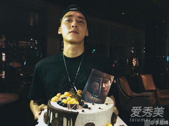 李易峰凌晨发文庆31岁生日 何炅魏大勋等送祝福