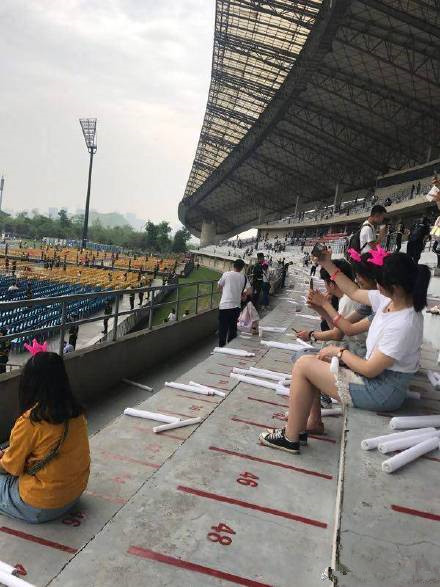 周杰伦成都演唱会门票开唱前被黄牛降价甩卖是怎么回事