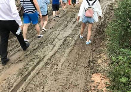 周杰伦成都演唱会门票开唱前被黄牛降价甩卖是怎么回事